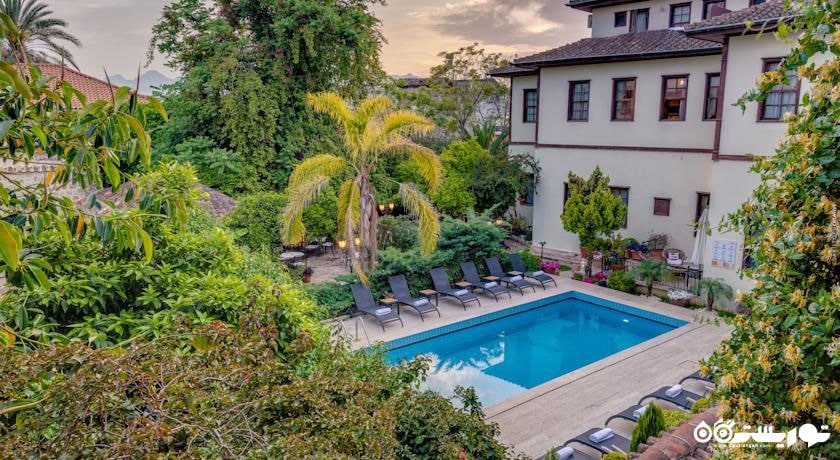 دورنمای استخر روباز هتل تووانا